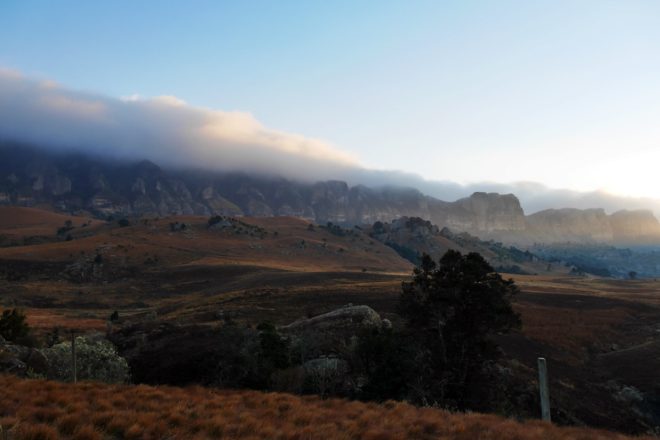 Sonnenaufgang in den Drakensberge in Südafrika