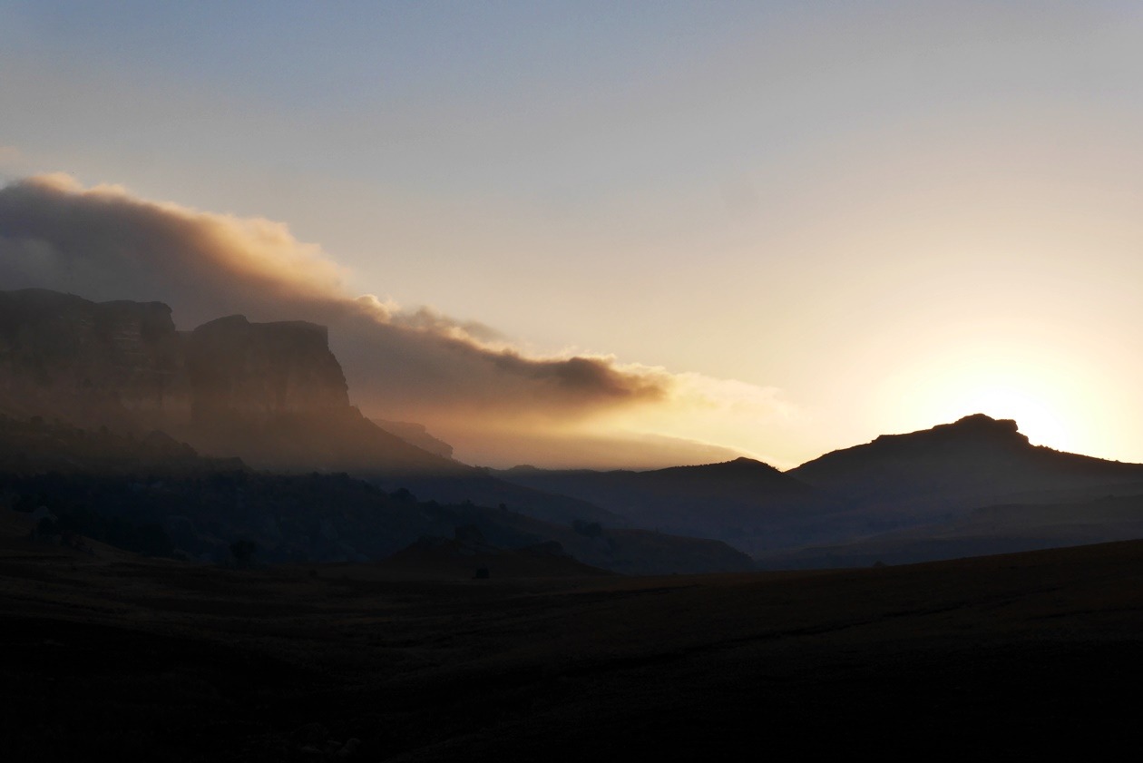 Sonnenaufgang in den Drakensberge in Südafrika