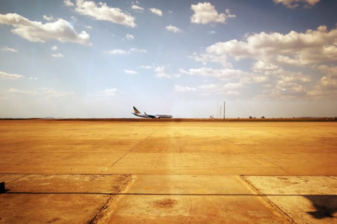 Flugzeug auf dem Rollfeld des Flughafens von Blantyre