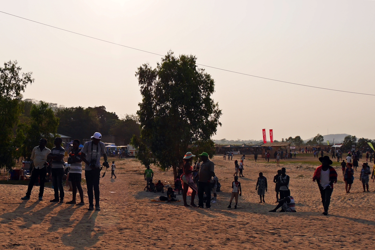 Blick über das sandige Festival Gelände des Lake of Stars Festival in Malawi