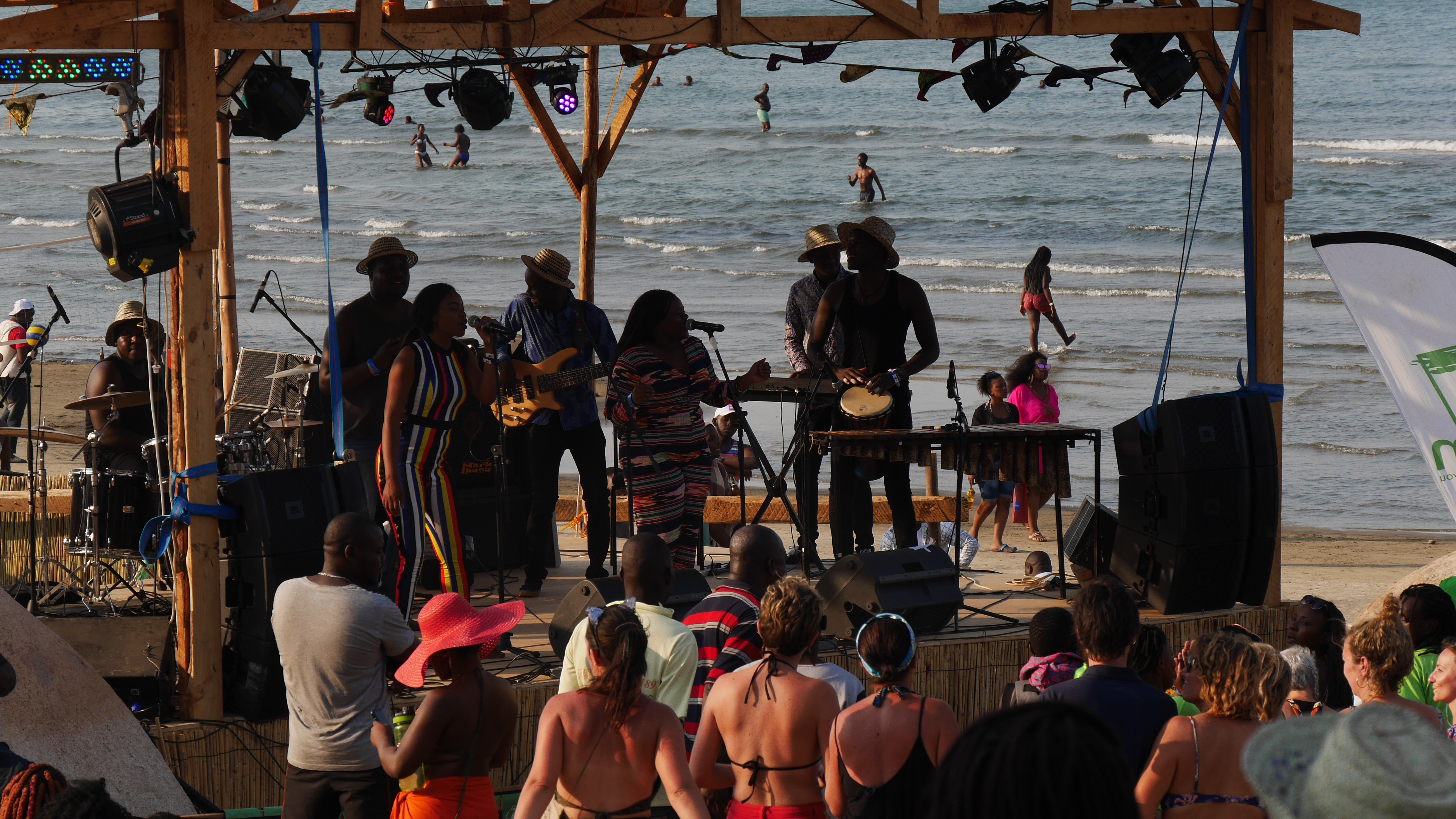 Kleine Bühne mit Menschen davor auf dem Lake of Stars Festival in Malawi