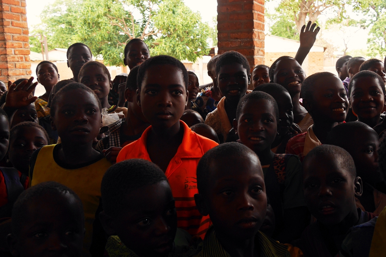 Kinder an einer Schule in Malawi. Durch eine World Vision Kinderpatenschaft wird es Jungen und Mädchen ermöglicht regelmäßig zur Schule zu gehen.