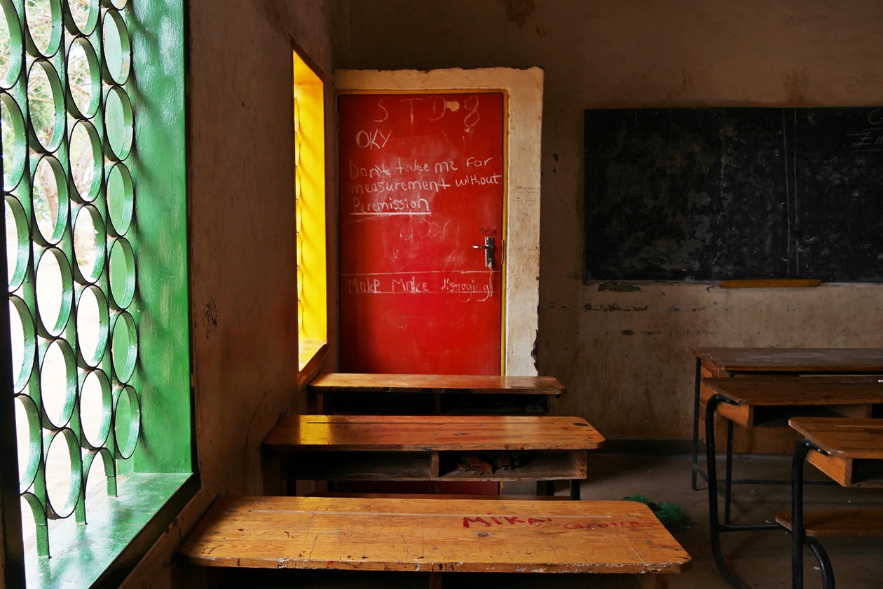 Klassenzimmer einer staatlichen Schule in Malawi. Durch eine World Vision Kinderpatenschaft wird es Jungen und Mädchen ermöglicht regelmäßig zur Schule zu gehen.