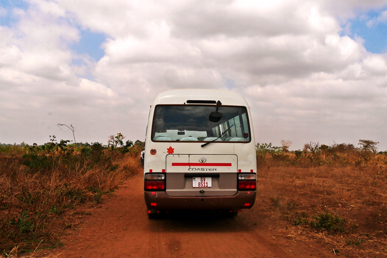 Bus auf roter Erde irgendwo in Malawi, als Beitrag zur Fotoparade 2/2018