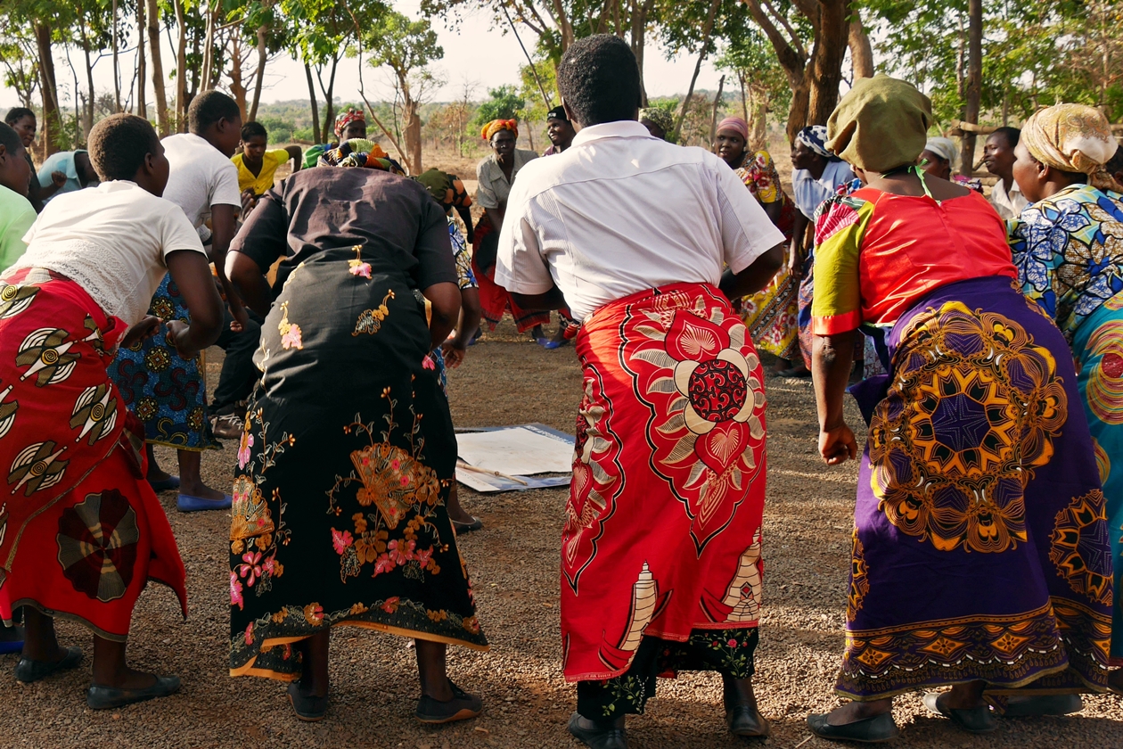 Frauen in den landestypischen Chitenji Röcken Malawis
