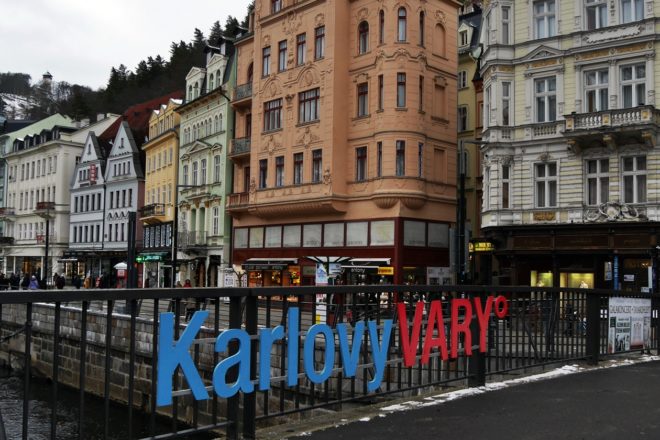 Schriftzug Karlovy Vary an einer Brücke in Karlsbad