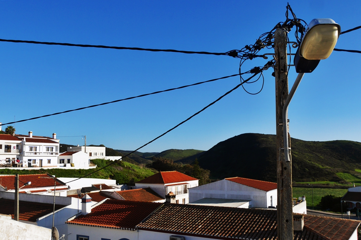 Blick von Dachterrasse über die weißen Häuser von Carrapateira