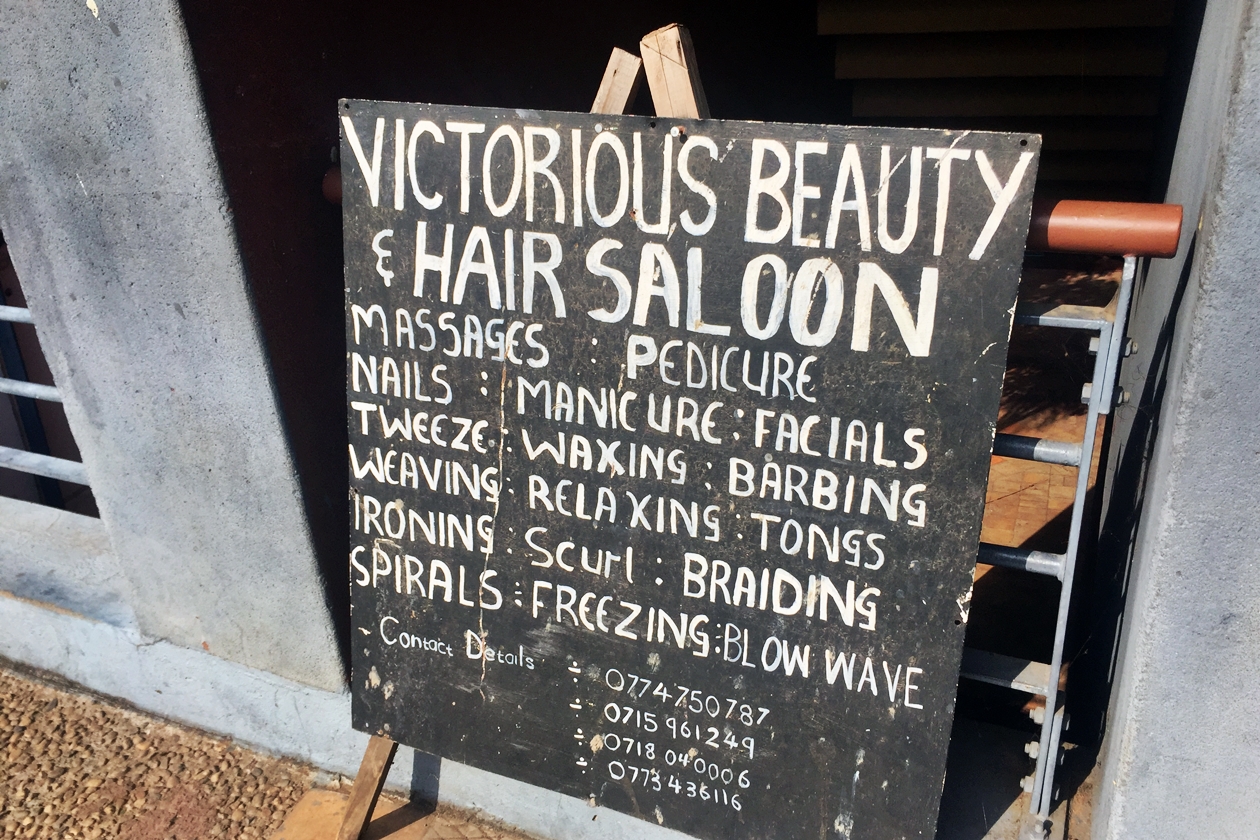 Schild von einem Beauty und Hair Saloon in Victoria Falls