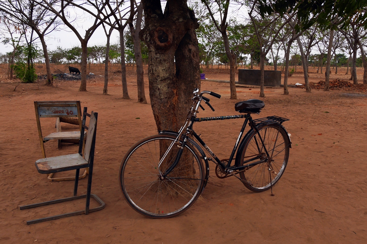 Fahrrad das an einem Baum angelehnt ist im Chingalire Rural Homestay
