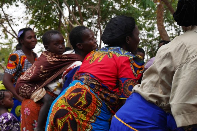 Tanzende Dorfbewohnerinnen im Chingalire Rural Homestay in Malawi