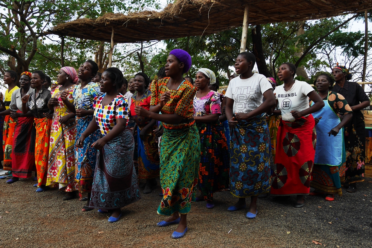 Herzliches Willkommen durch singende Frauen des Dorfes Chingalire in Malawi