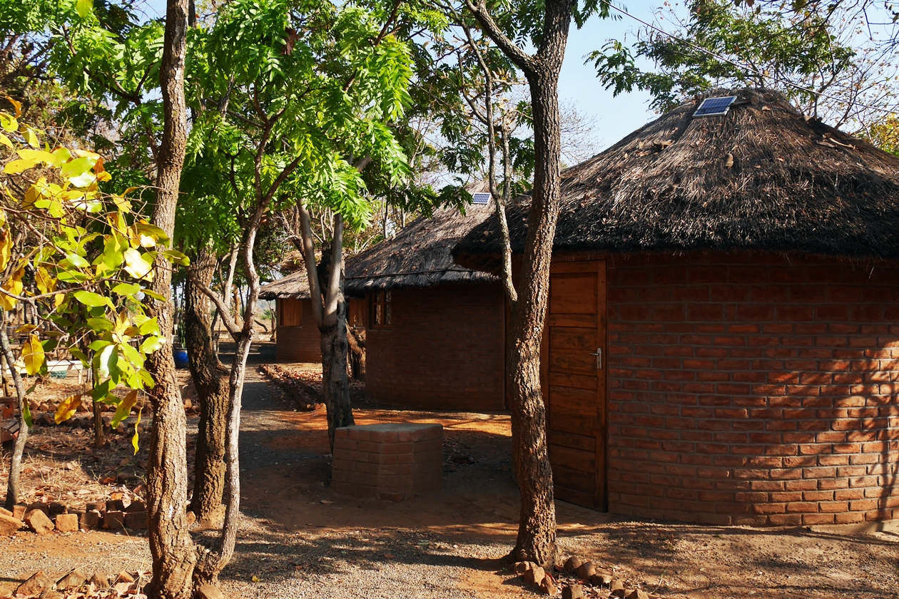 Rundhütten die für Besucher*innen des Chingalire Rural Homestay in Malawi zur Verfügung stehen