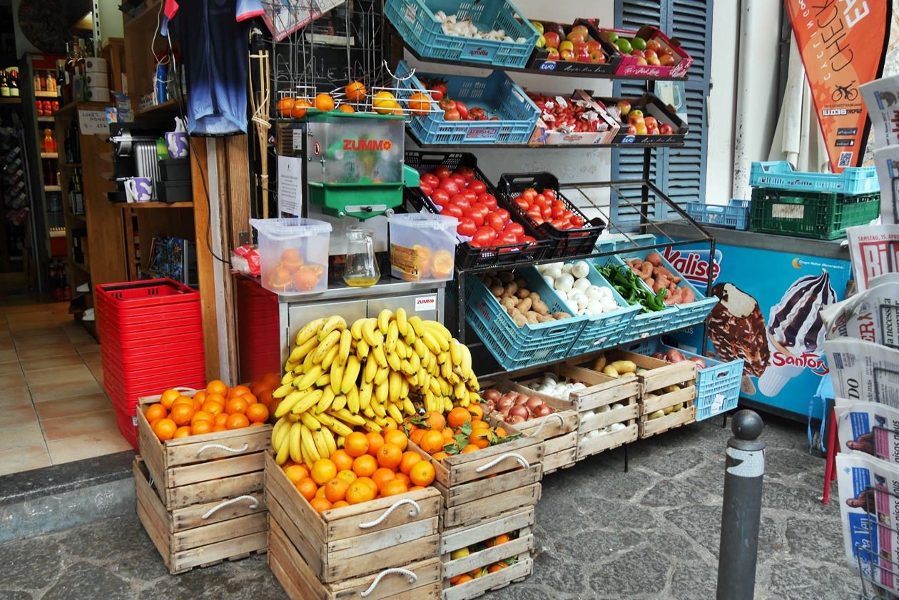 Angebot eines kleinen Supermarkts auf Mallorca