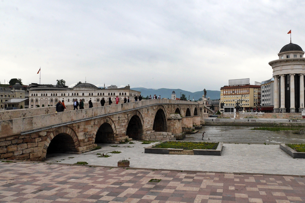 Brücke in Skopje über den Fluss Vardar