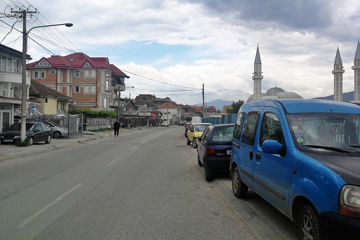 Blick auf die Hauptstraße, die von Skopje nach Shutka führt