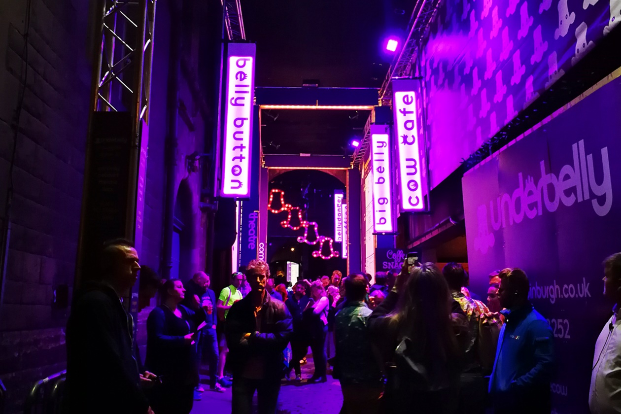 Eventlocation bei Nacht vom Edinburgh Fringe Festival