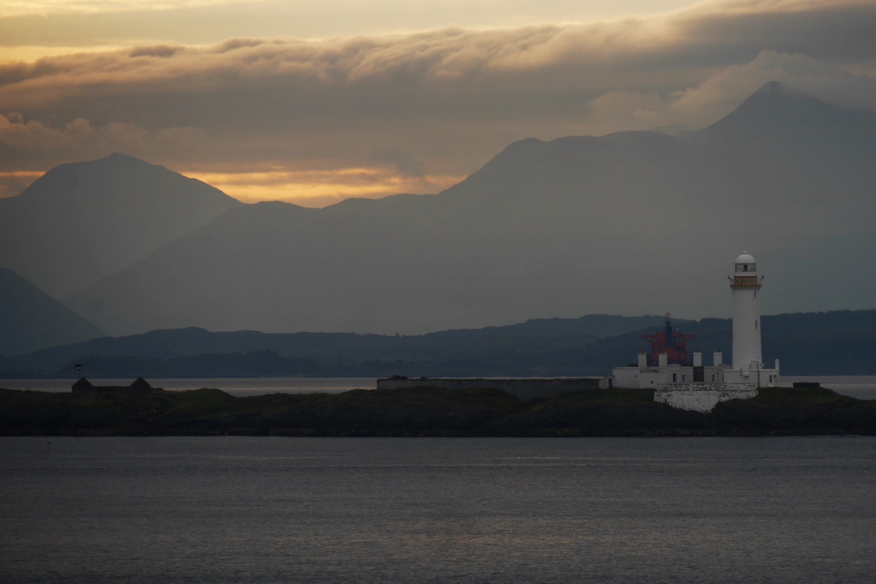Morgenstimmung mit Blick auf Leuchtturm bei der Überfahrt von Oban zur Insel Mull