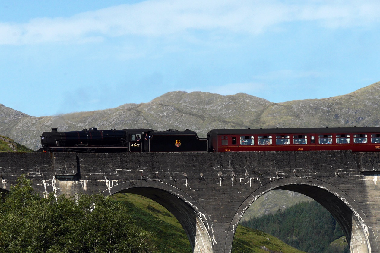 Der Jacobite Steam Tream, auch bekannt als Hogwarts Express, überquert das Glenfinnan Viaduct