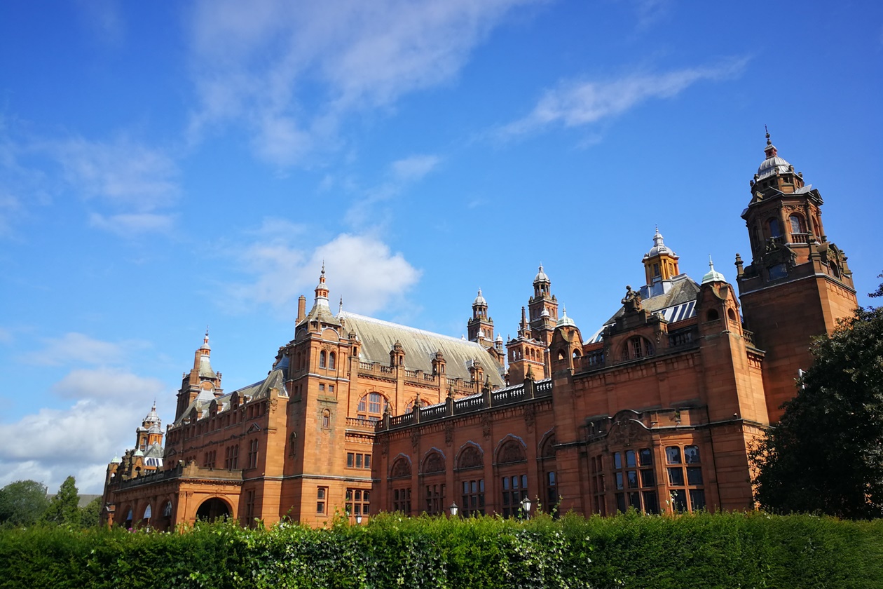 Gebäude der Kelvingrove Art Gallery in Glasgow bei strahlendem Sonnenschein
