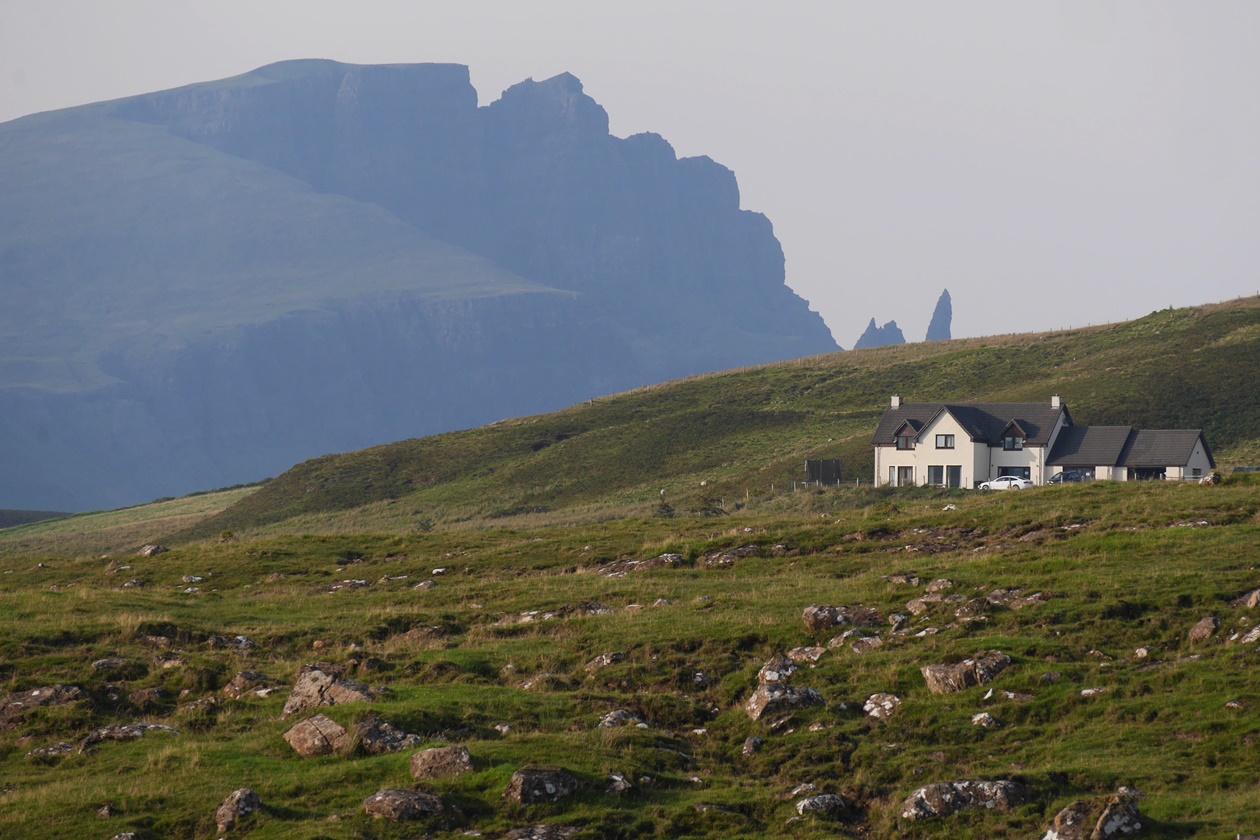 Haus auf der Isle of Skye mit dem Old Man of Storr im Hintergrund