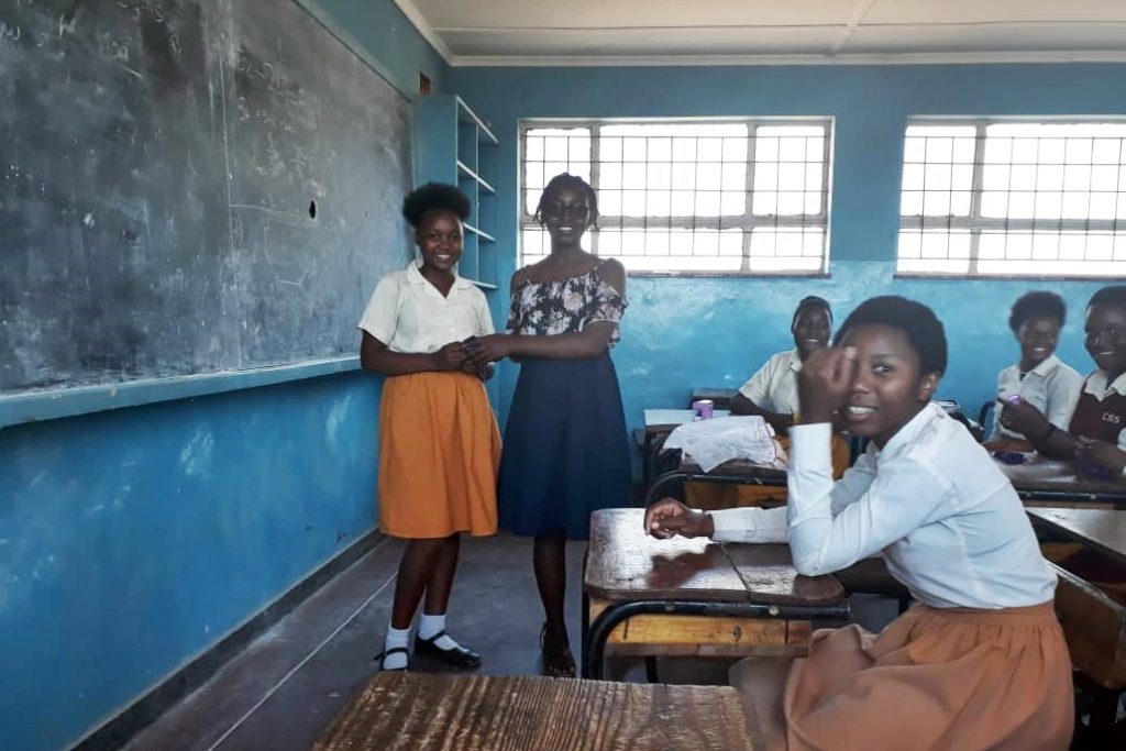 Übergabe der Menstruationstassen an der Chichiri Secondary School in Blantyre
