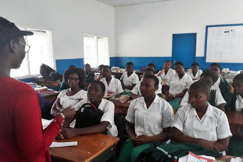 Projektpartnerin Lydia Banda informiert die Schüler*innen der Njamba Secondary School in Blantyre Malawi, über die Menstruationstassen