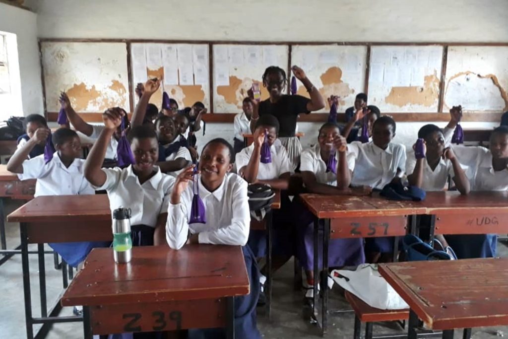 Schüler*innen der Stella Maris Secondary School in Blantyre Malawi, mit der ersten Rutsche der gespendeten Menstruationstassen