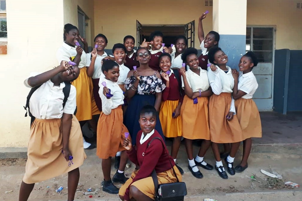 Die Menstruationstassen für Malawi sind an der Chichiri Secondary School in Blantyre angekommen