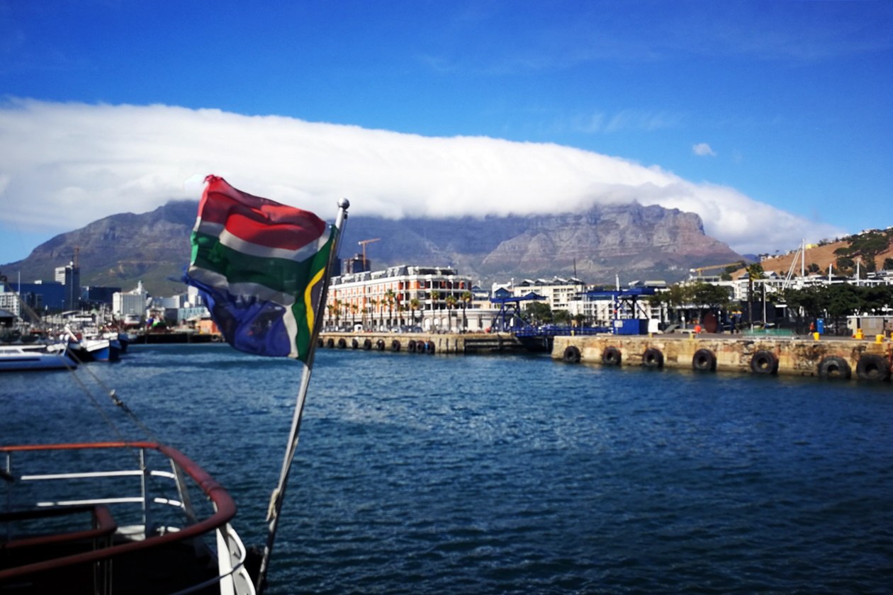 Corona in Südafrika Titelbild. Tafelberg mit Waterfront im Vordergrund