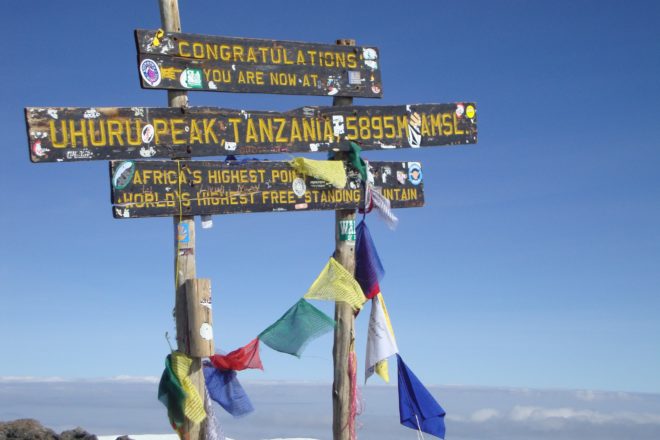 Spitze des Uhuru Peaks am Kilimanjaro