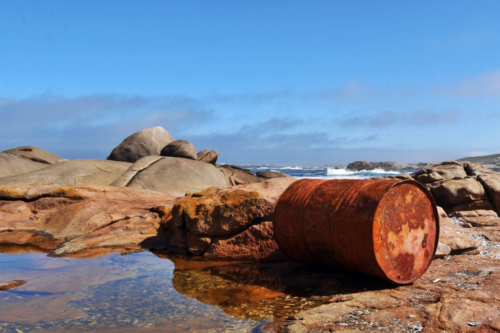 Ölfass spiegelt sich in einem Gezeitenpool im Cape Columbine Nature Reserve