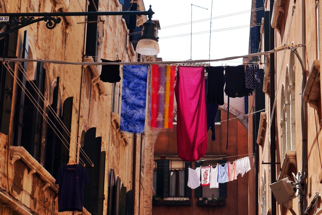Wäsche die in luftiger Höhe zwischen den engen Gassen von Venedig gespannt ist.