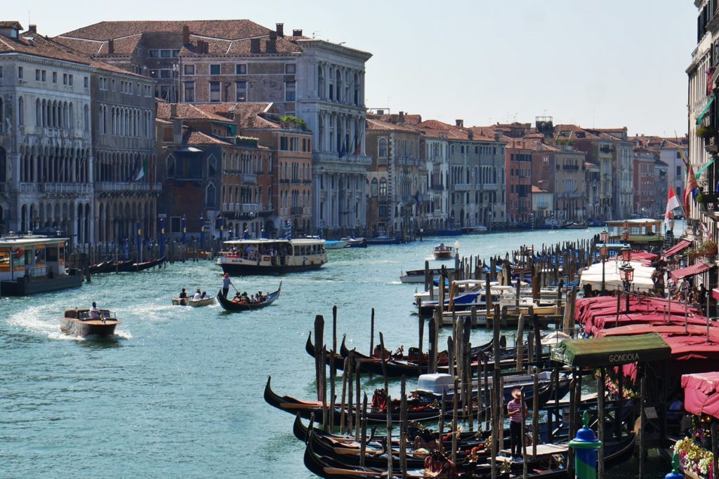 Geschäftiges Treiben auf dem Canal Grande in Venedig.