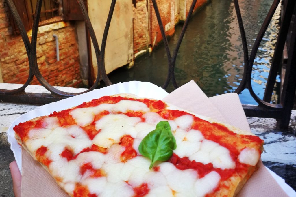 Ein Spartipp für Venedig ist außerhalb der Touristenströme zu essen.