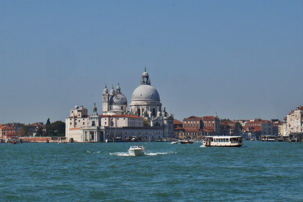 Überfahrt mit der Vaporetto von Punta Sabbioni nach Venedig.