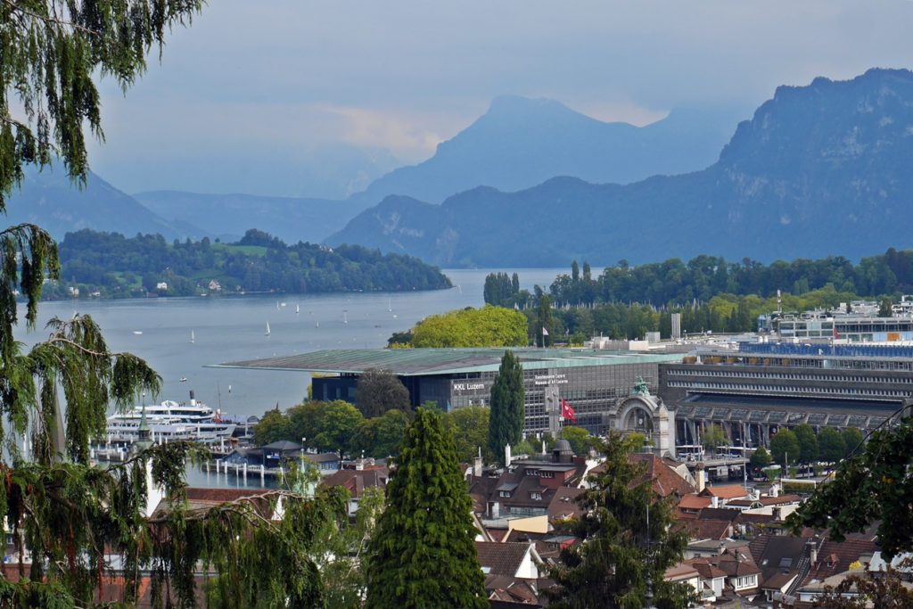 Blick auf Luzern, den Vierwaldstättersee und das umliegende Alpenpanorama