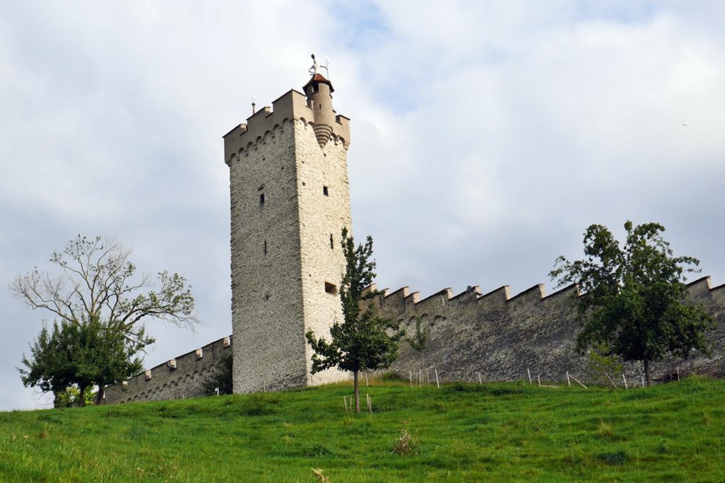 Die alte Stadtmauer von Luzern mit Aussichtsturm