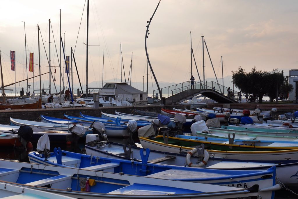 Bunte Boote im Hafen von Bardolino