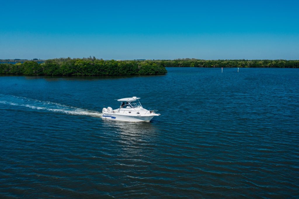 Weißes Motorboot auf blauem Wasser