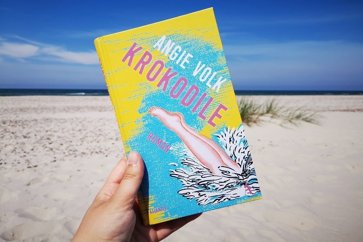 Cover des Buches Krokodile von Angie Volk an einem Strand