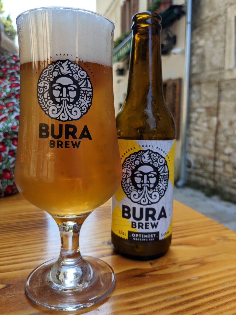 Glas und Flasche von Bura Brew, einem lokalen Craftbeer aus Istrien.