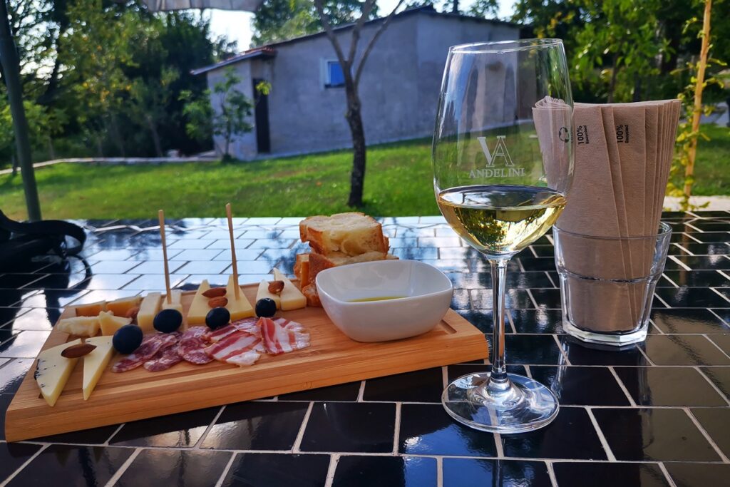 Weinverköstigung bei Andelini Wines gehört zu Istriens kulinarischen Highlights

