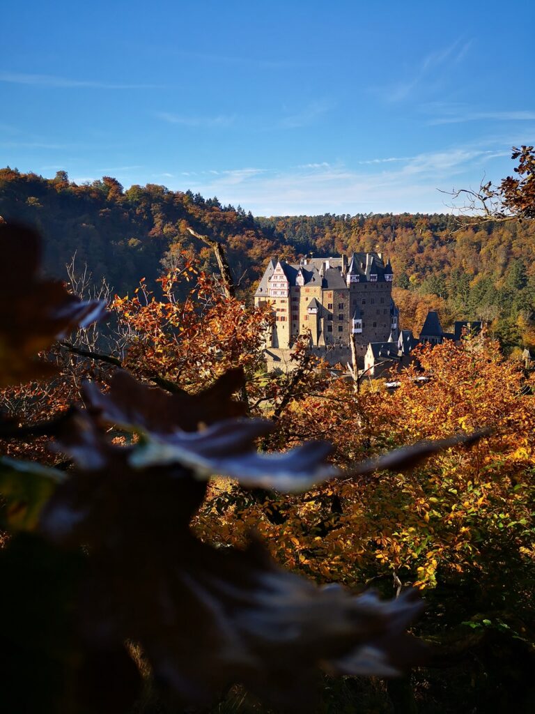 Durch Blätter eingerahmte Burg Eltz