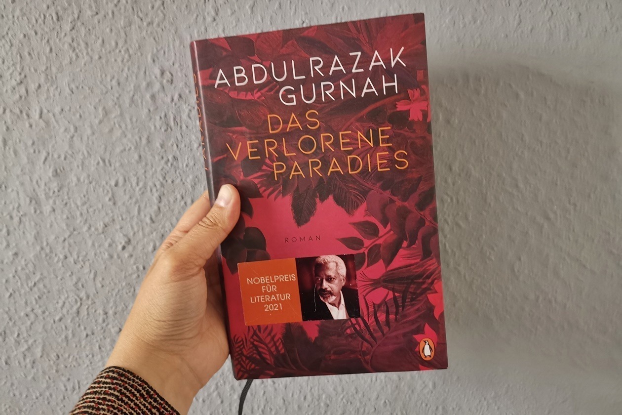 Hand die das Buch das verlorene Paradies von Abdulrazak Gurnah hält