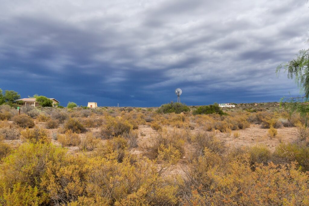 Dunkle Wolken über der Landschaft im Namaqualand.