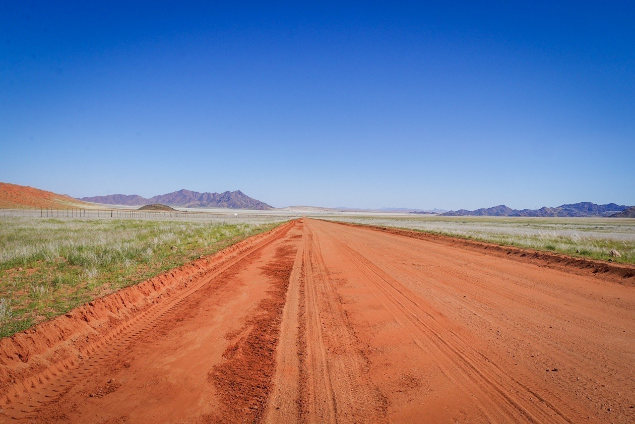 Rote Sandpiste teilt die Dünen der Namib und die Tirasberge