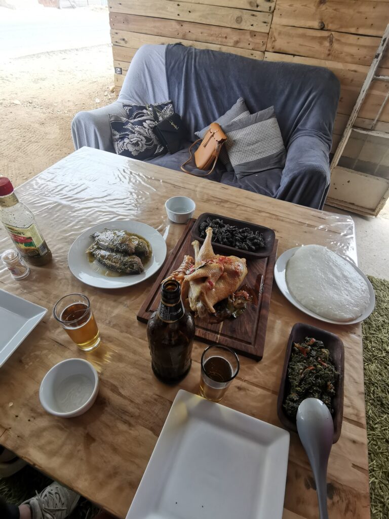 Traditionelle namibische Gerichte auf einem Holztisch.
