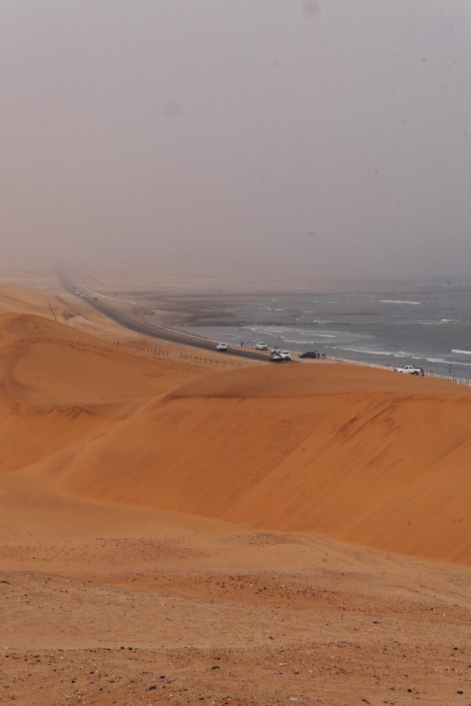 Die Dünen der Namib treffen auf den Atlantik.
