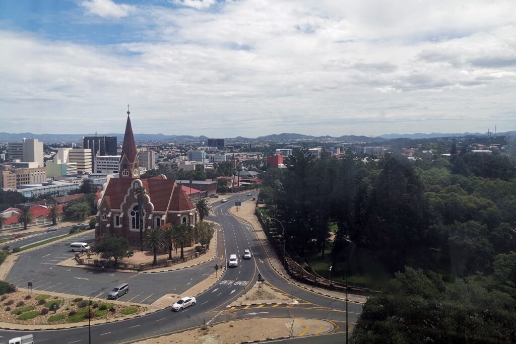 Blick von oben auf die Christuskirche in Windhoek.