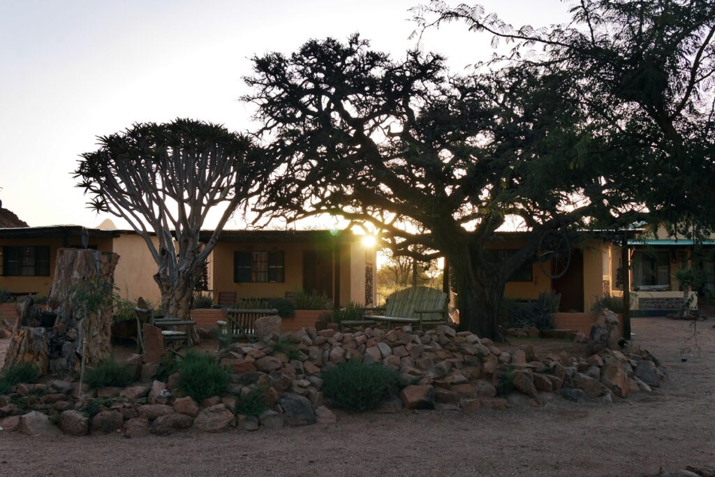 Häuschen der Namtib Desert Lodge im letzten Licht der Abendsonne.